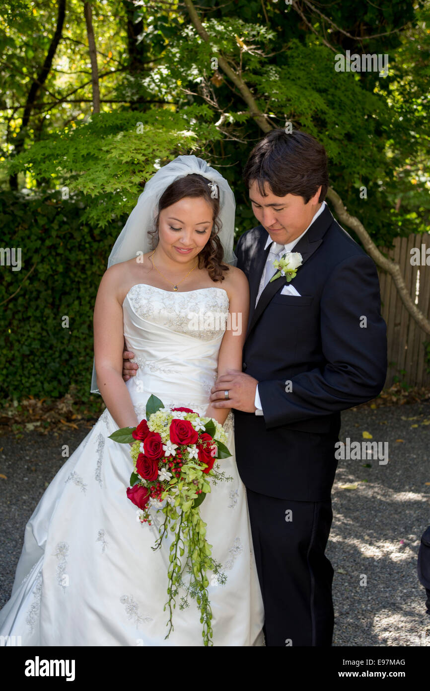 La novia y el novio de casarse en una boda en el Centro de Arte y jardines de Marin en la ciudad de Ross en Marin County California Foto de stock