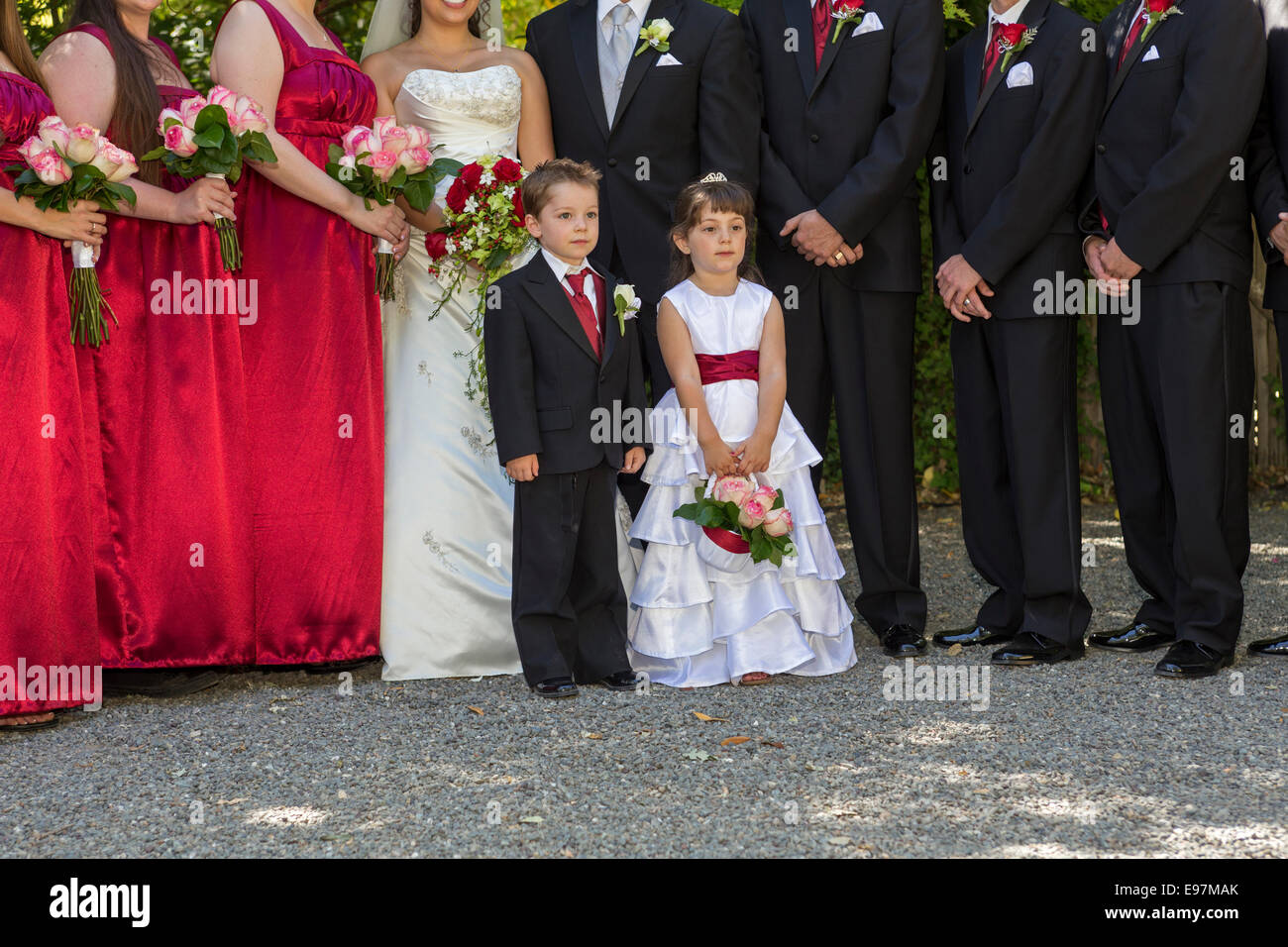 Flower girl, portador del anillo, boda, los invitados a la boda, Marin arte y centro de jardinería, Ross, Marin County, California, Estados Unidos Foto de stock