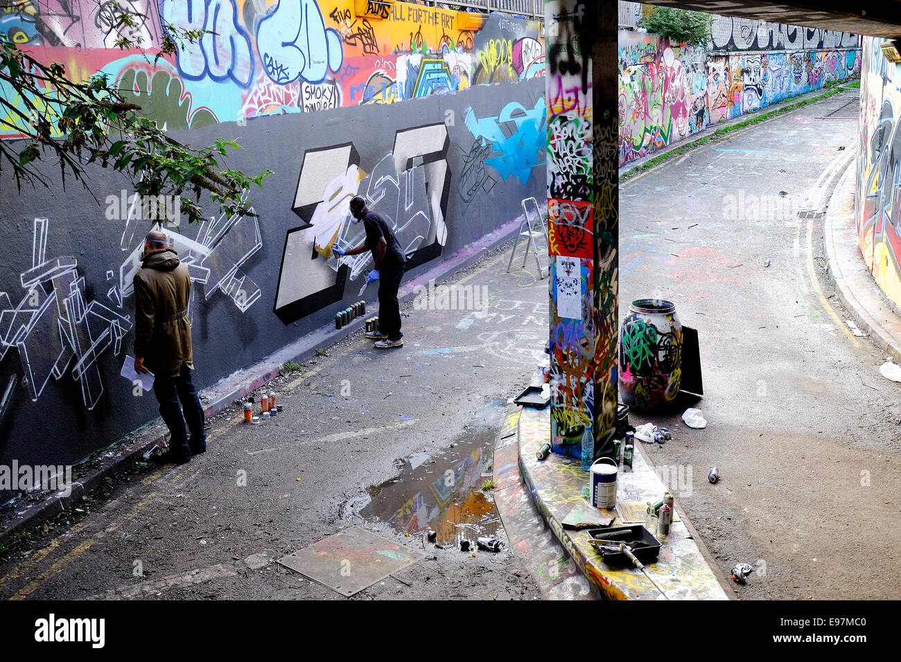 Los artistas del graffiti decorar un muro en la calle Leake en Waterloo. Foto de stock