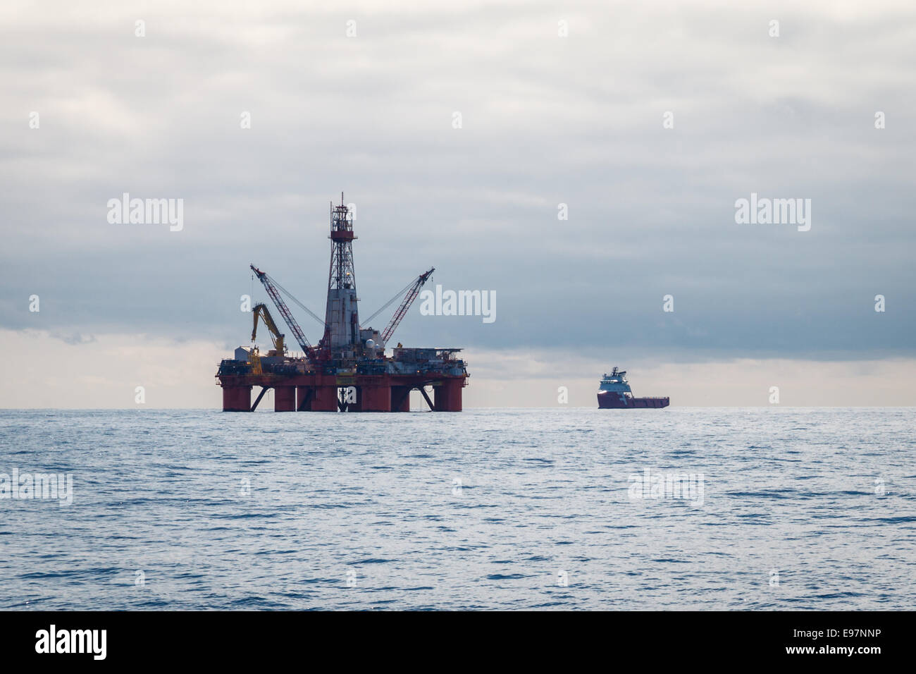 La plataforma de perforación petrolera Transocean líder, en el Mar de Barents, Noruega. Foto de stock