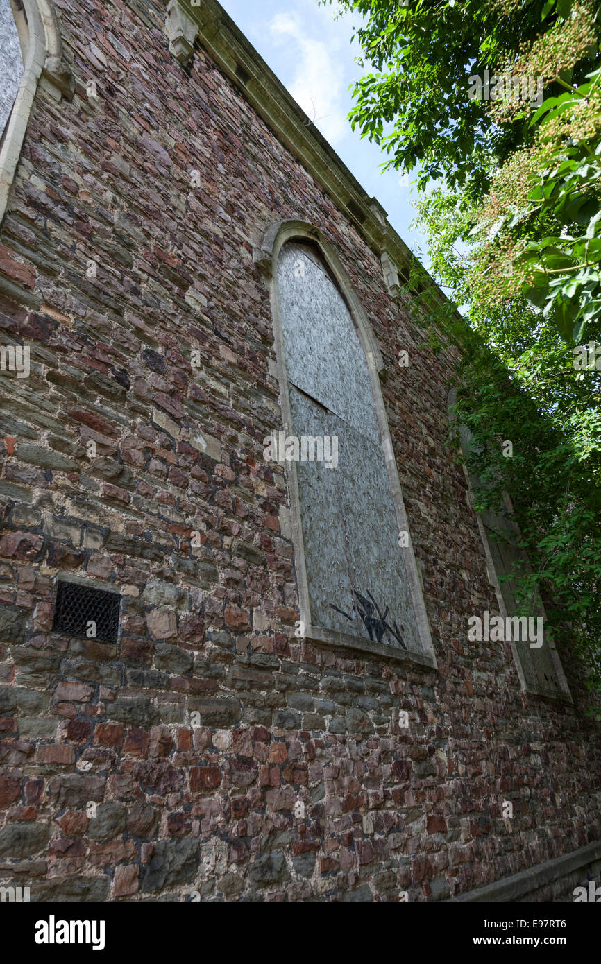 Cerró la ventana de San Miguel en el monte sin iglesia en Bristol. La torre data de mediados del siglo XV. Foto de stock