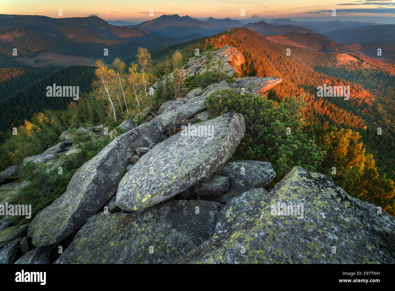 Cárpatos mountain en otoño el tiempo Foto de stock