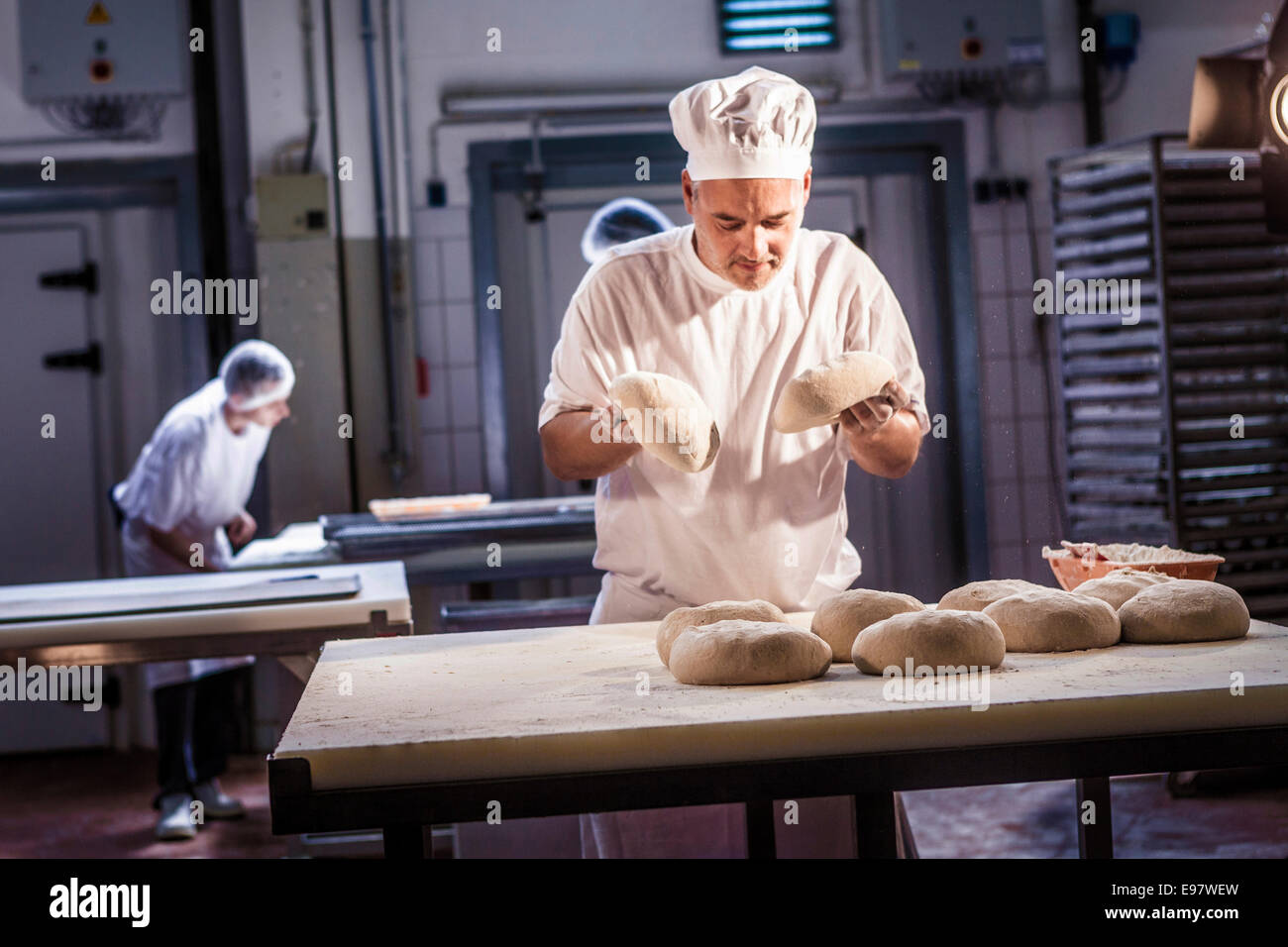 Baker haciendo pan, amasar masa Foto de stock