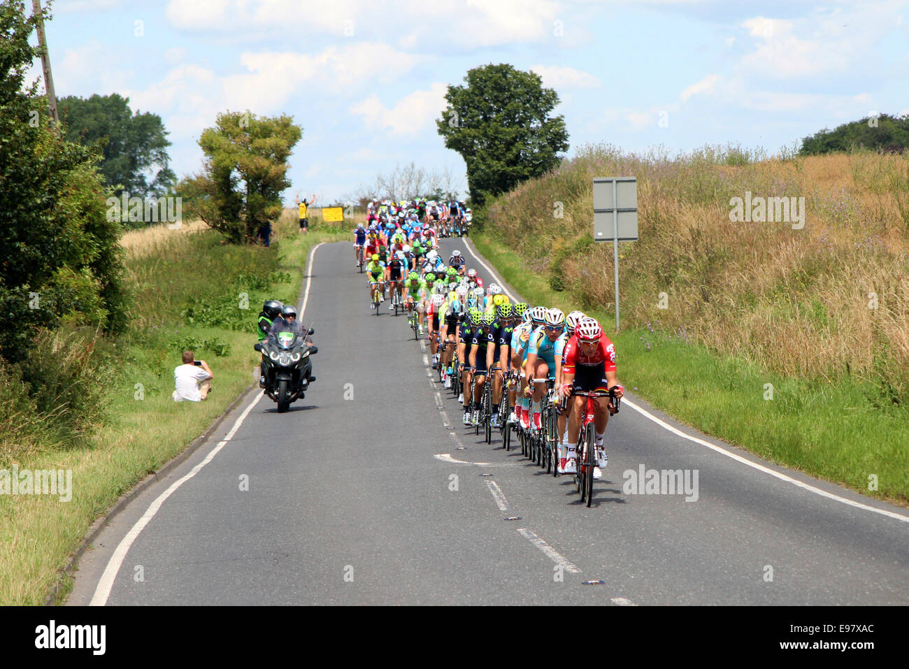 Tour de France 2014 Fase 3, Cambridge, Londres. El pelotón, liderado por Lars Bak, se dirige hacia la ciudad de Saffron Walden. Foto de stock