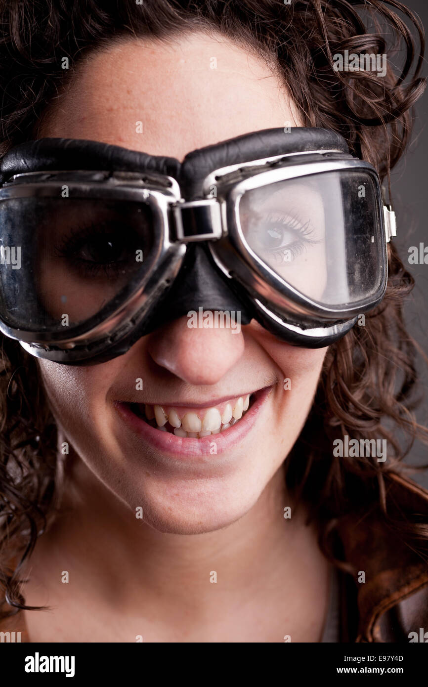 Esta chica tiene grandes gafas de motocicleta y está seriamente decididos Foto de stock
