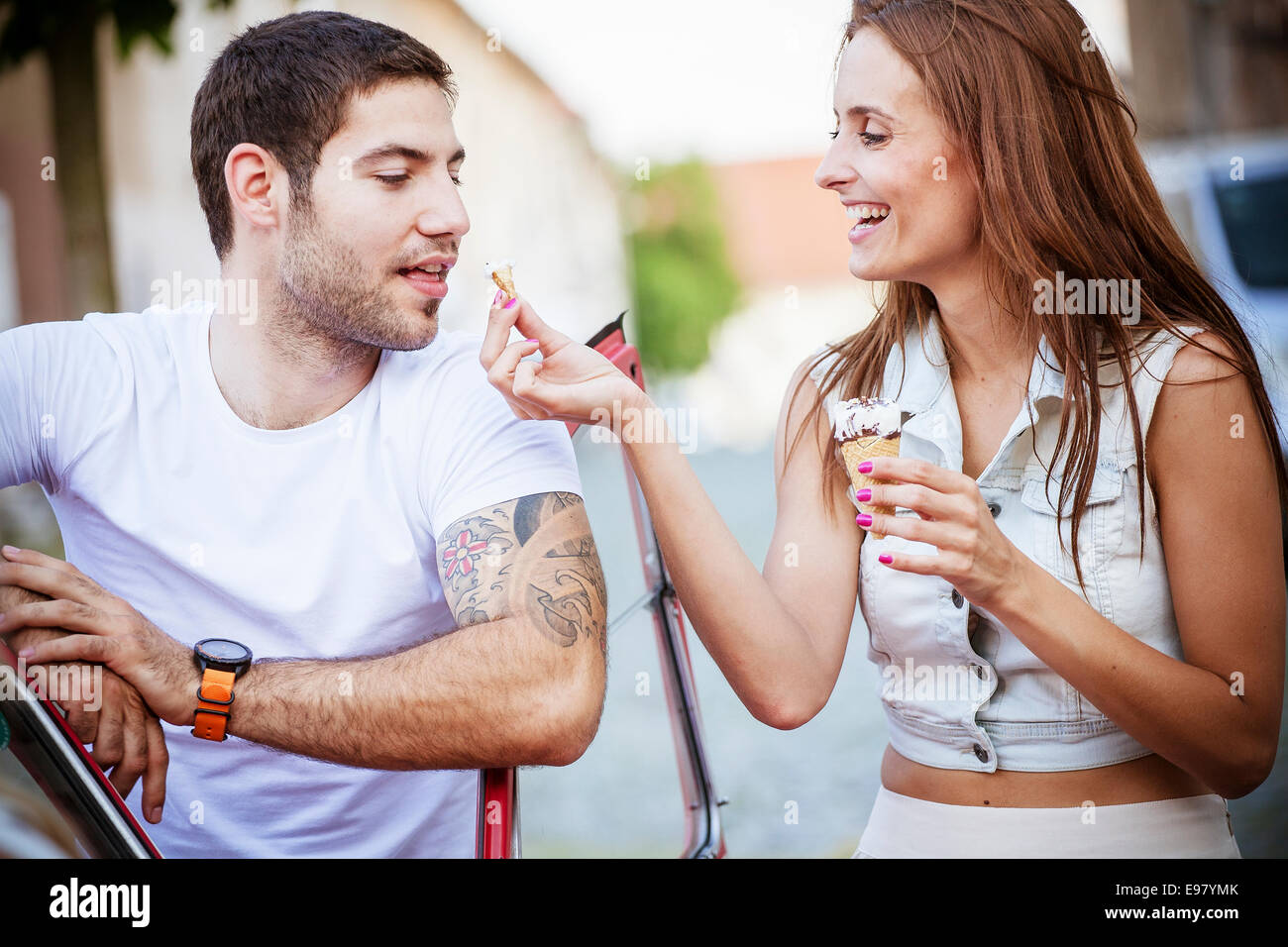 Pareja comiendo helado fotografías e imágenes de alta resolución - Alamy Pareja comiendo helado fotografías e imágenes de alta resolución - Alamy