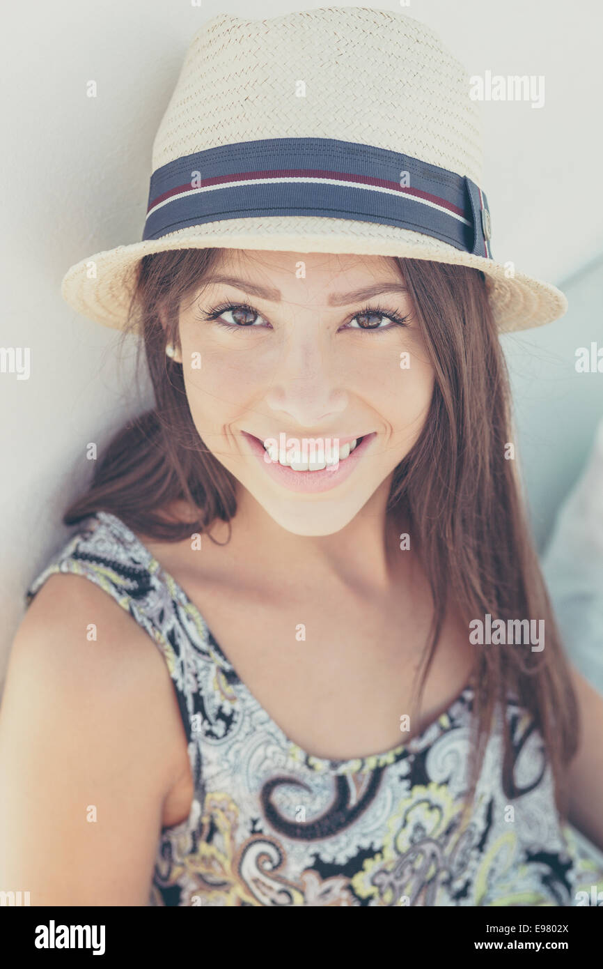 Retrato de mujer joven con sombrero para el sol Foto de stock