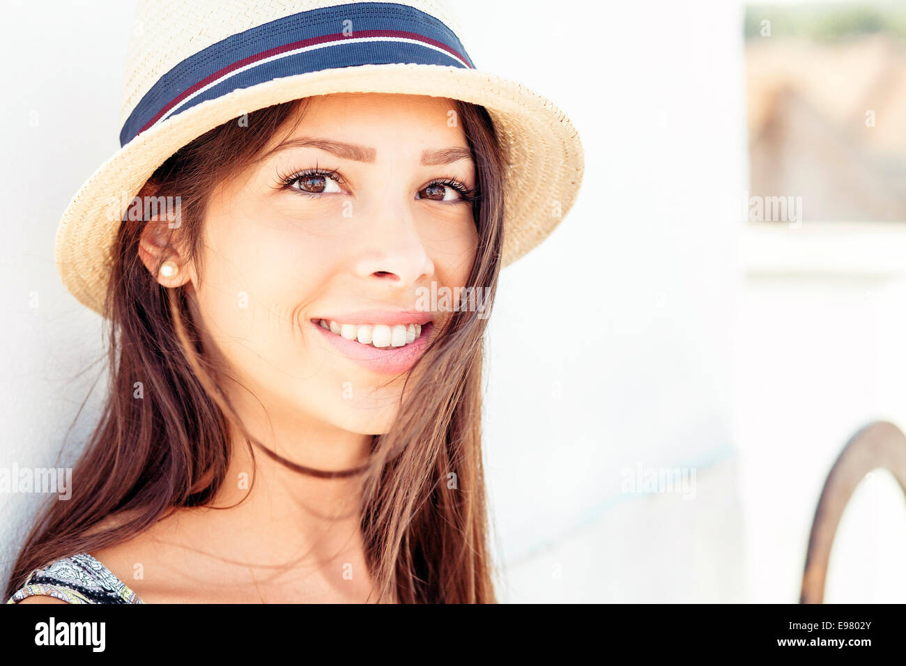 Retrato de mujer joven con sombrero para el sol Foto de stock
