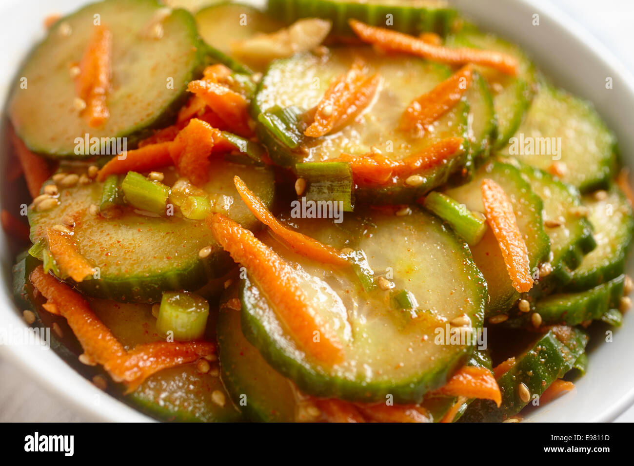Coreano picante ensalada de pepino: Oi-muchim Foto de stock