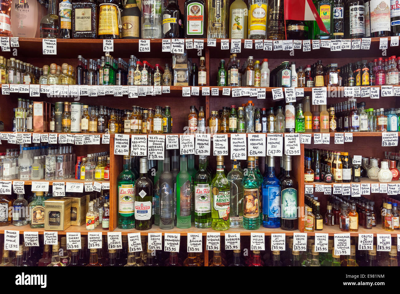 Amplia selección de bebidas alcohólicas en Gerry's Wine & Spirits en Old Compton Street, Soho, Londres, Reino Unido Foto de stock