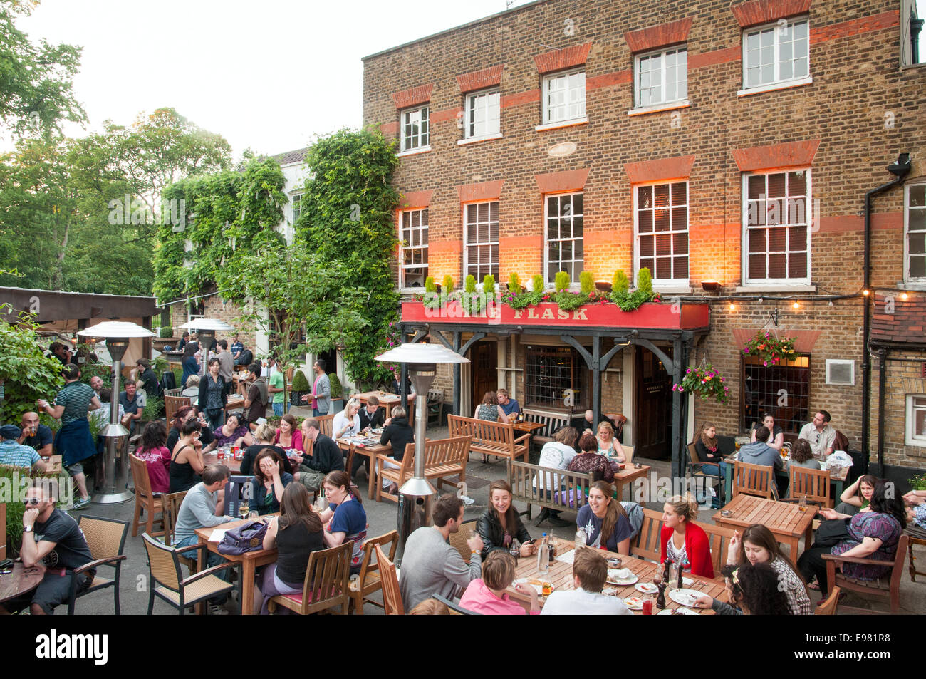 El matraz pub en Highgate, Londres, Inglaterra, Reino Unido. Foto de stock