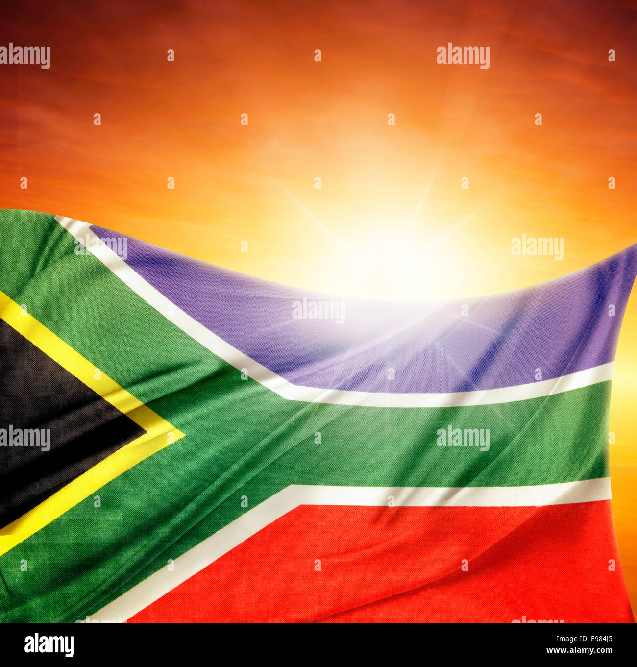 Bandera de Sudáfrica en frente de cielo brillante Foto de stock