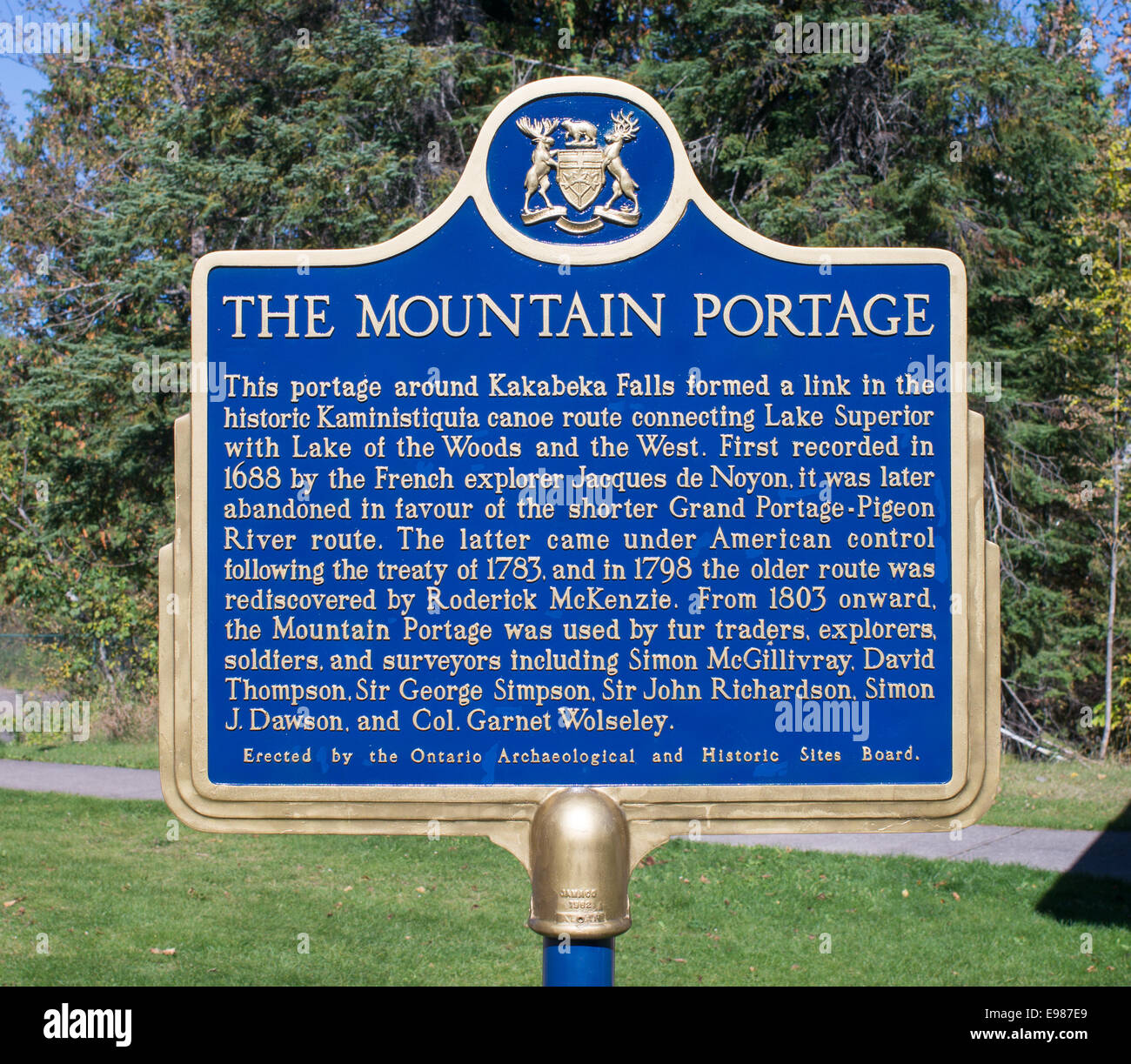 Firmar la montaña Portage en Kakabeka Falls, Ontario, Canadá Foto de stock