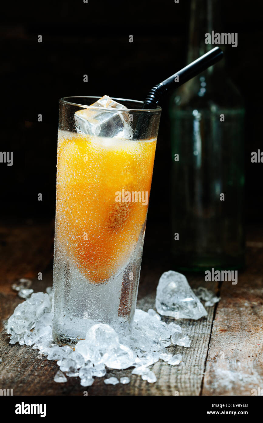 Mango fresco Beber alcohol con hielo picado sobre la mesa de madera para beber conceptos Foto de stock