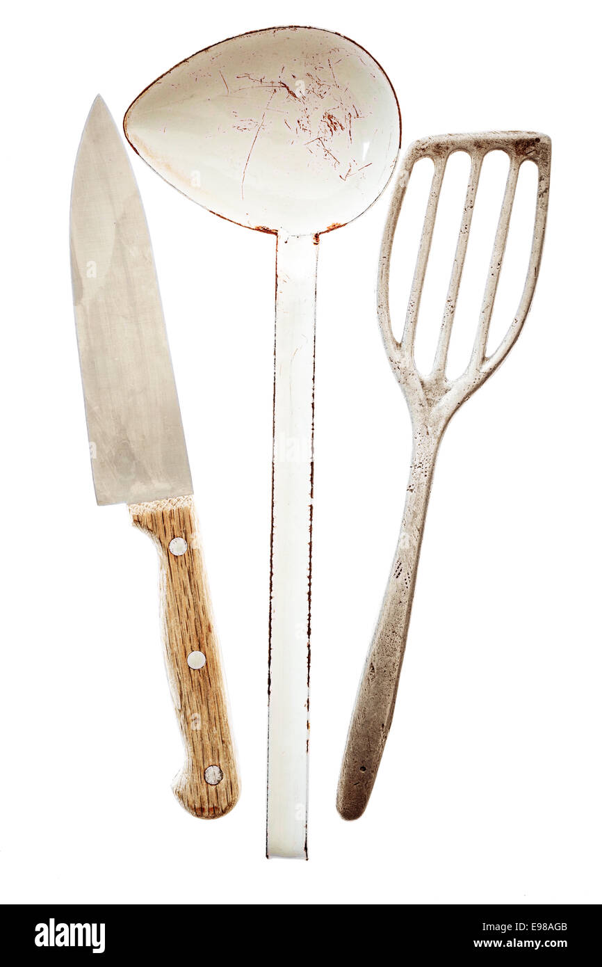 Tres utensilios de cocina retro n aislados en blanco con una cuchilla  afilada manejado de madera, metal chefs cuchara y espátula metálica  Fotografía de stock - Alamy