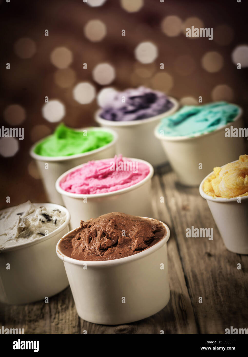 Delicioso surtido de parte helados en cubetas de plástico individuales