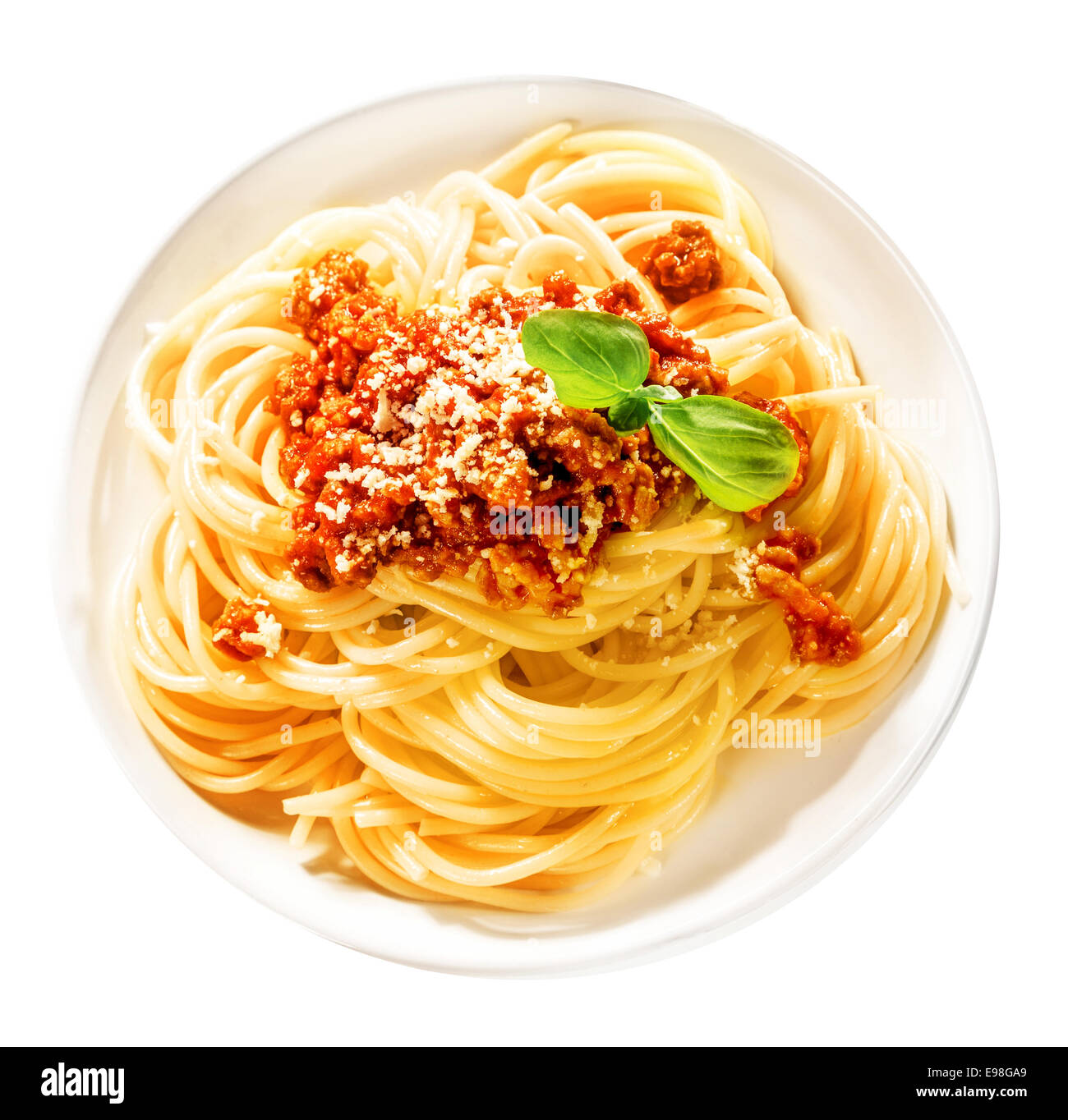 Italiano sabroso espagueti con carne molida de res aderezado con queso parmesano y albahaca fresca se amontona en una placa blanca, vista superior Foto de stock