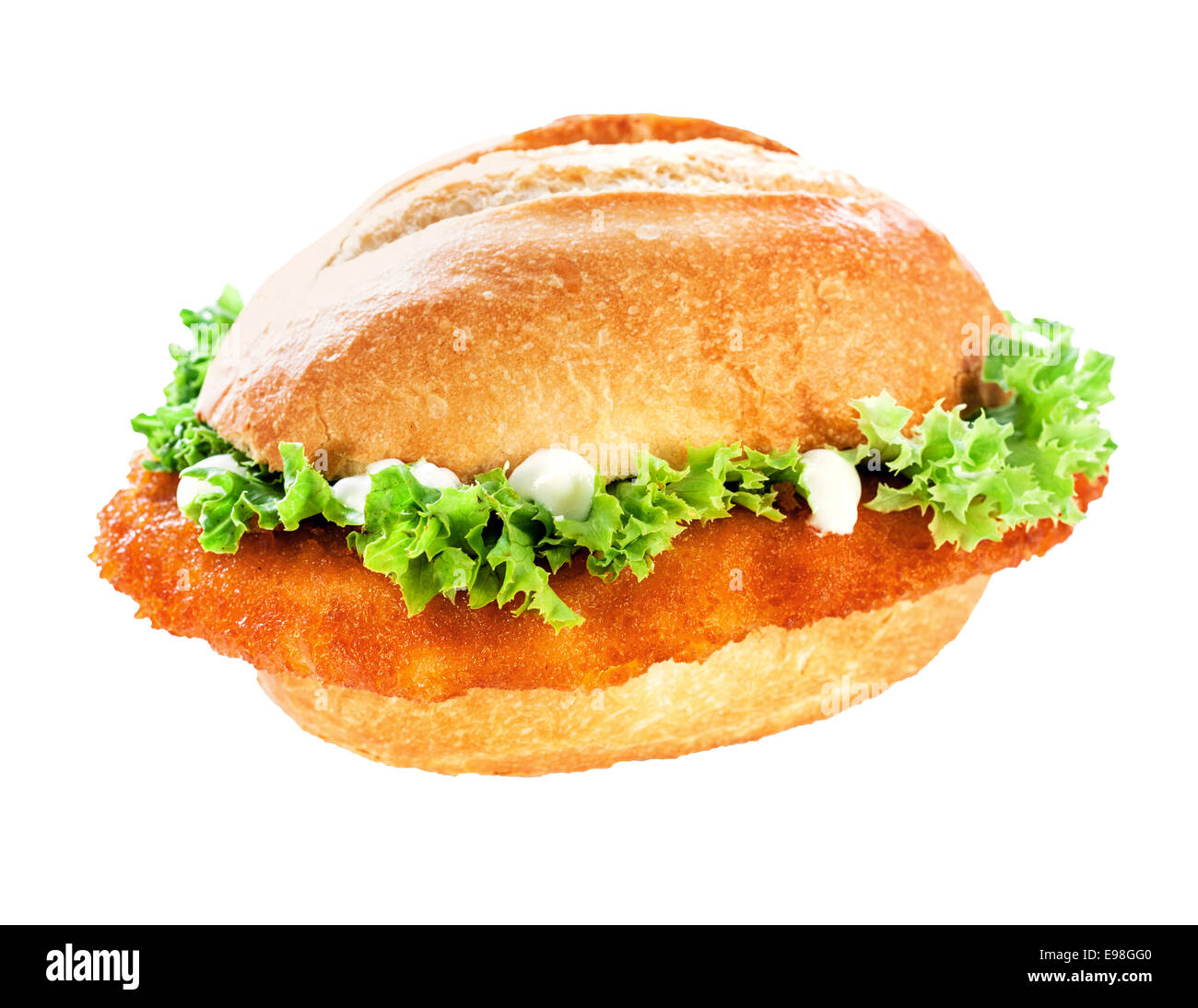 Sabroso frito crumbed dorada Milanesa de ternera o escalope bun rematado con volantes verdes frescas lechuga y mayonesa en blanco con trazado de recorte Foto de stock