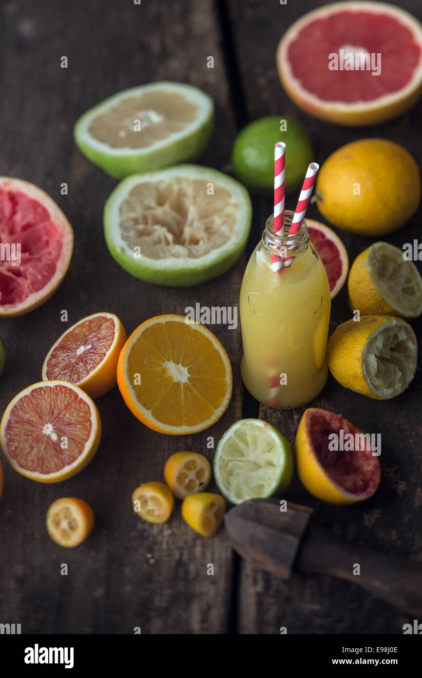 Barman pelando un limon Stock Photo