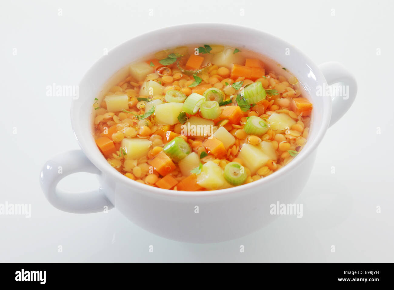La cocina vegetariana comida nutritiva con un plato de lentejas, sopa de puerro y zanahoria, ricos en proteínas y fibra dietética Foto de stock