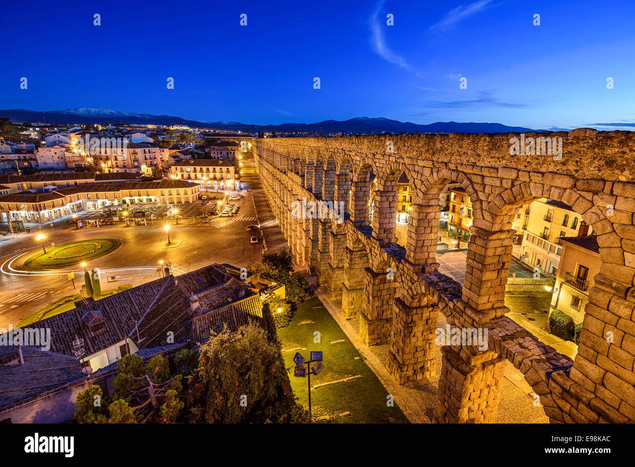 Segovia, España en el antiguo acueducto romano en la Plaza del Azoguejo. Foto de stock
