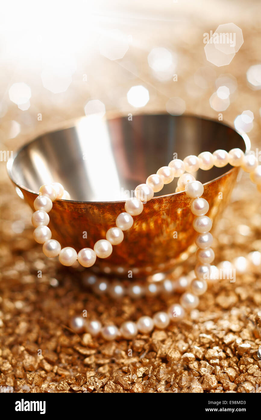 Collar de perlas coincidentes y un silver bowl con una fiesta de luces brillantes bokeh parte Foto de stock