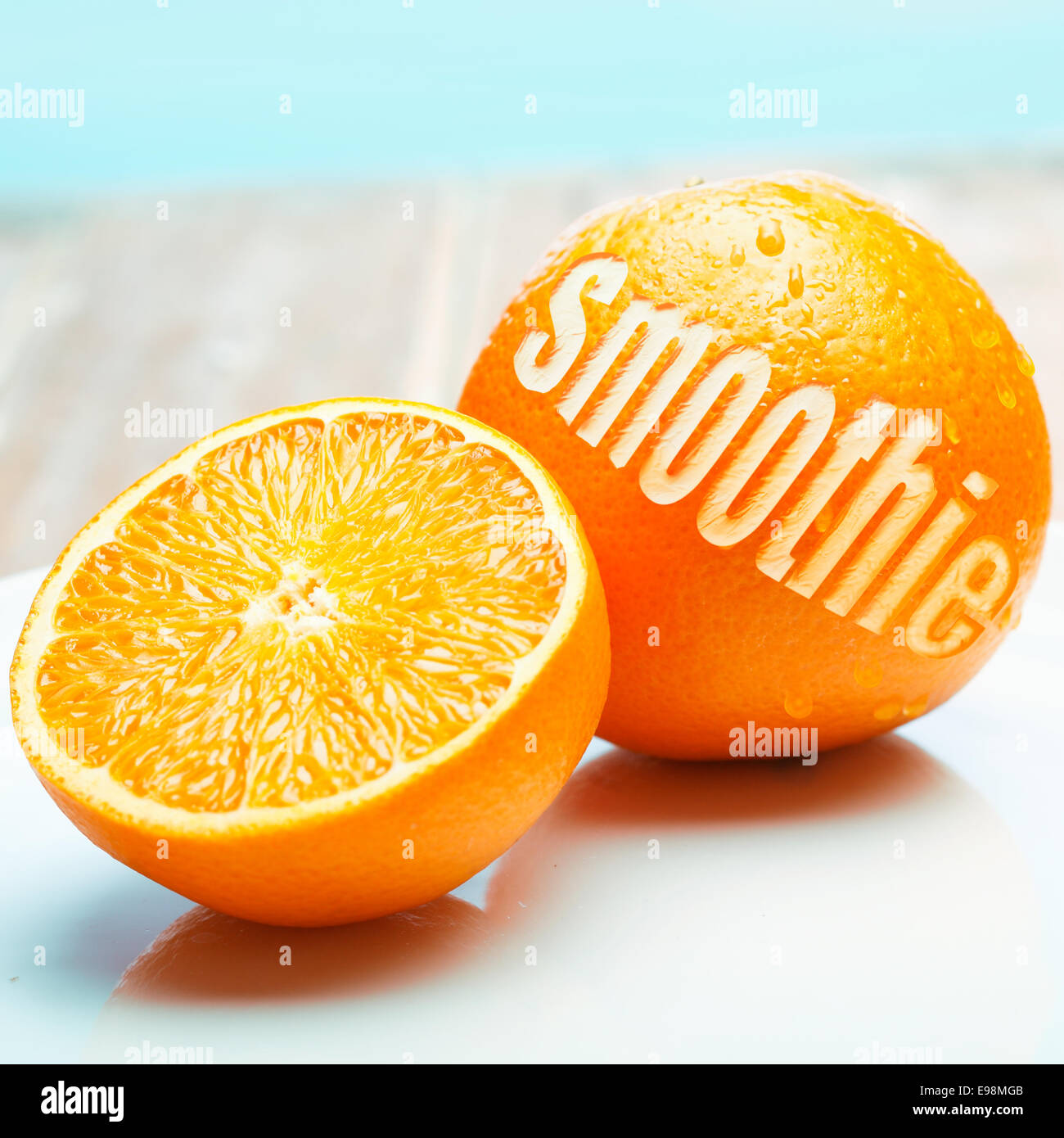 Una naranja con la palabra Smoothie recortada. Para beber afrutado conceptos Foto de stock
