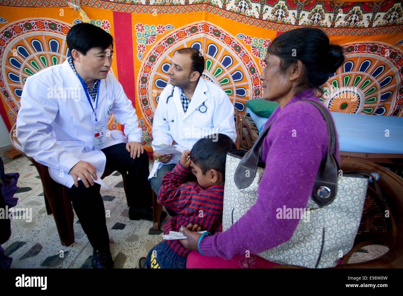 Katmandú, Nepal. 22 Oct, 2014. Un experto de China (L) comprueba un paciente durante el Campamento de salud respetuosos China-Nepal Manmohan Memorial Hospital Comunitario en Katmandú, Nepal, el pasado 22 de octubre, 2014. El programa fue organizado conjuntamente por la red de ONG de China para Intercambios internacionales, sociedad Araniko de Nepal y el hospital de China con el apoyo de la Fundación para la Paz y el desarrollo. Crédito: Pratap Thapa/Xinhua/Alamy Live News Foto de stock