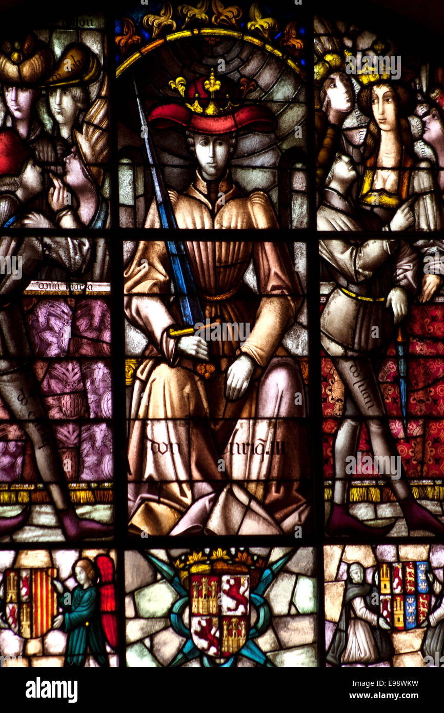 Un vitral con la imagen de un rey sentado en un trono sosteniendo una  espada decora en Segovia, Castilla y León, España Fotografía de stock -  Alamy