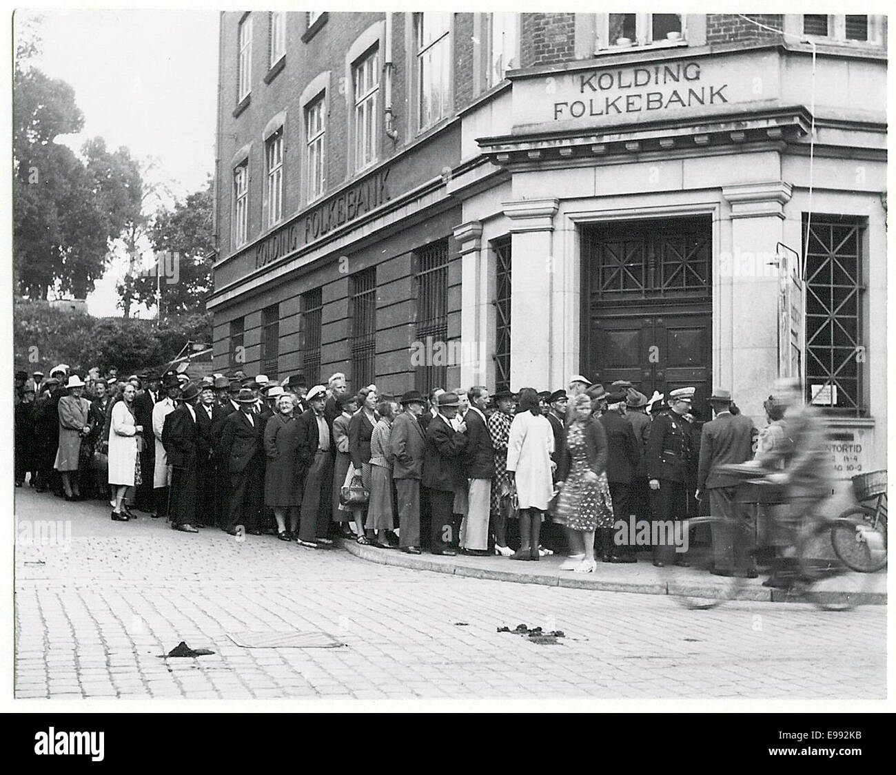Cola fuera el banco en Kolding a causa de la moneda o 9268327638 Foto de stock