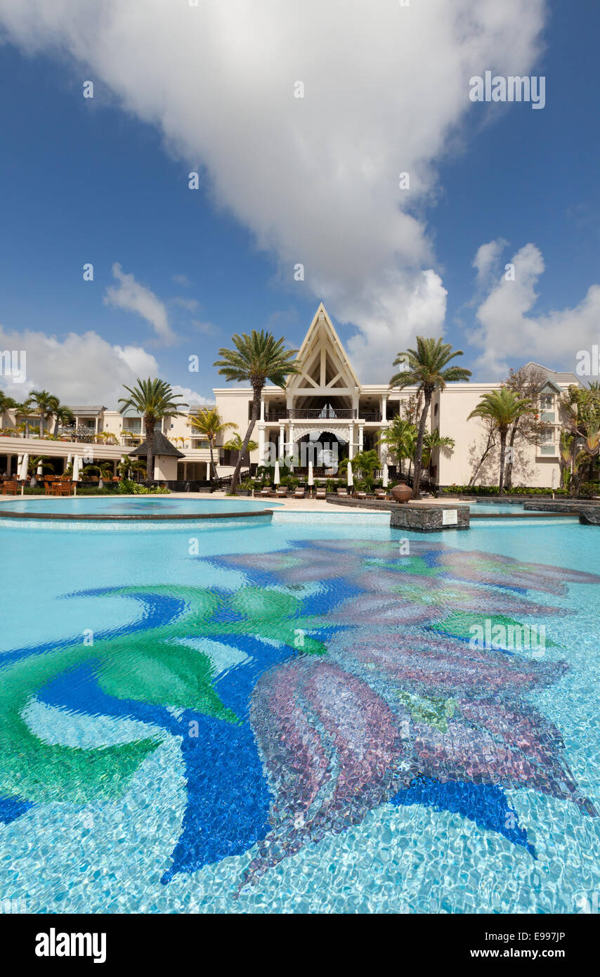 El Hotel Residencia de 5 estrellas de lujo con su piscina, Belle Mare, Mauricio Foto de stock