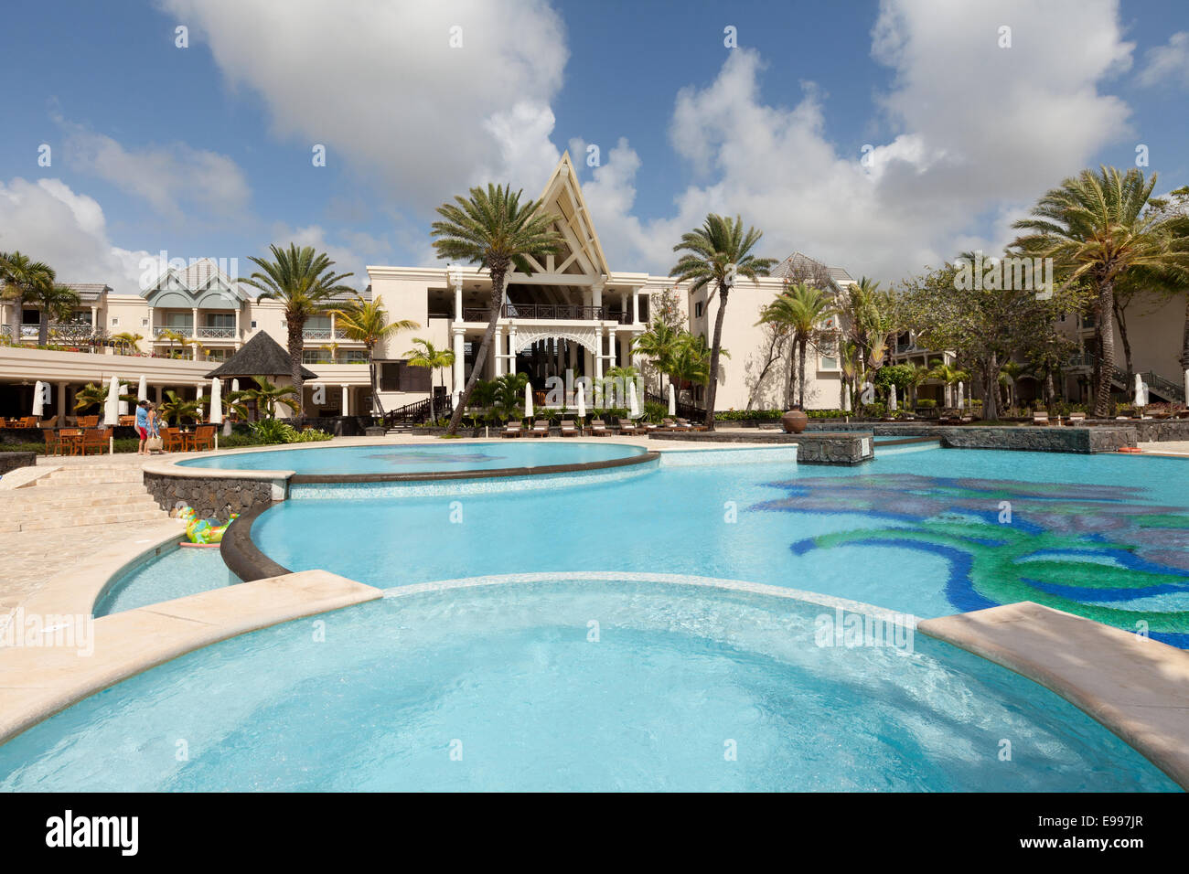 El Hotel Residencia de 5 estrellas de lujo con su piscina, Belle Mare, Mauricio Foto de stock