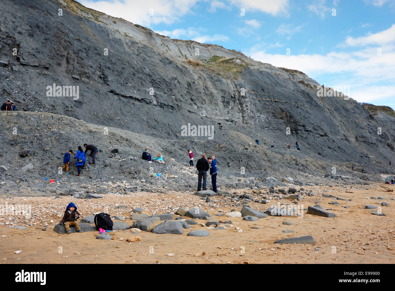 Los cazadores de fósiles en los acantilados de la playa Charnmouth Dorset Foto de stock