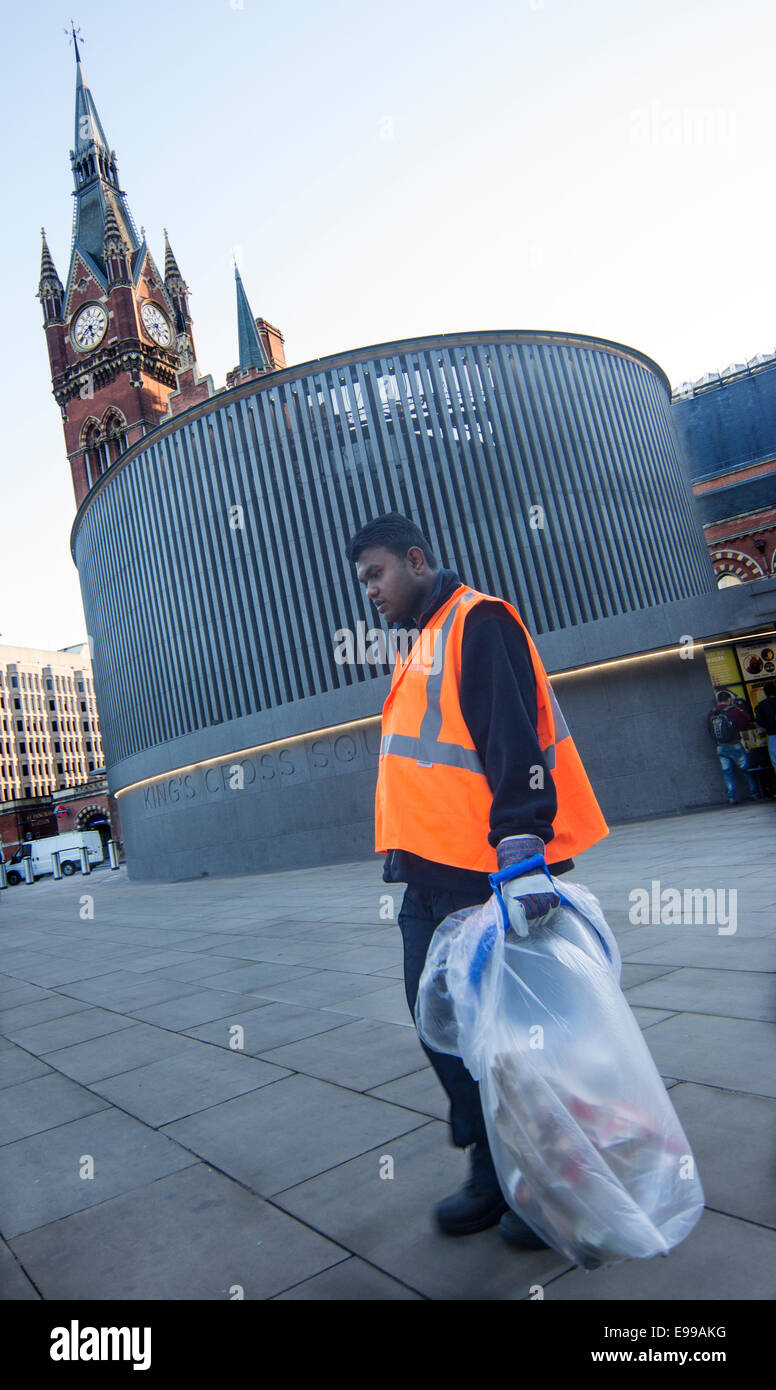 Limpiador de la calle Londres chaqueta de alta visibilidad limpiador de la estacion. Foto de stock