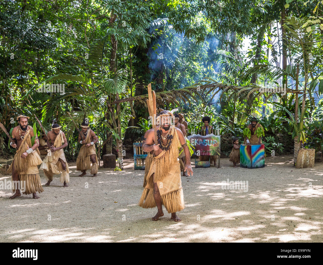 Guía de melanesios demostrando la vida tradicional y vestir en Vila, Vanuatu. Foto de stock