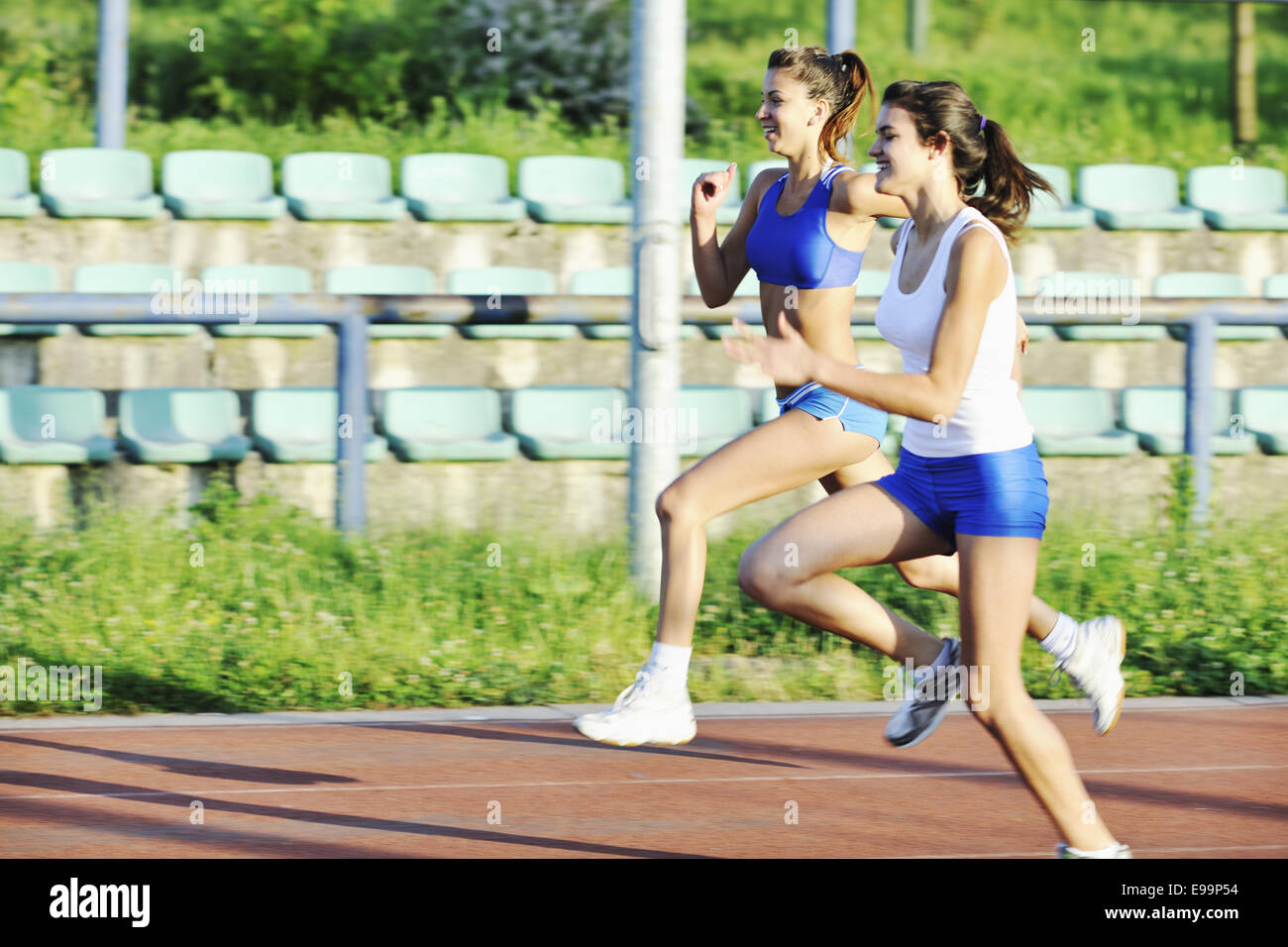 Dos niñas corriendo en la pista de carrera atlética Fotografía de stock -  Alamy