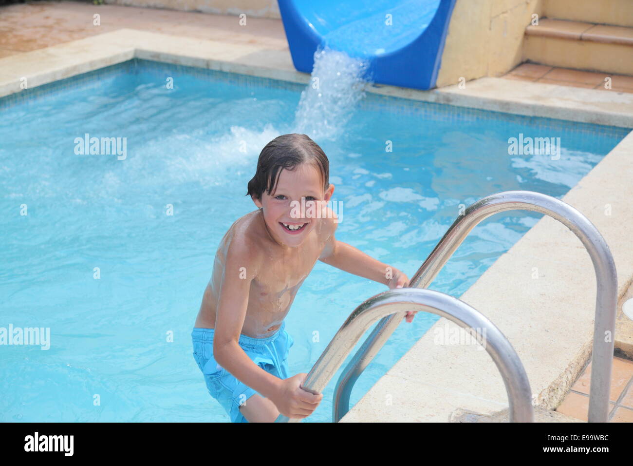 muchacho es natación Foto de stock