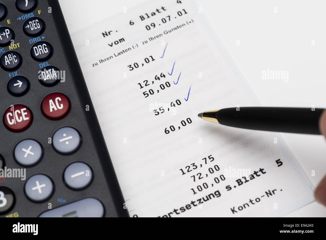 La calculadora se encuentra en un estado de cuenta bancaria Foto de stock