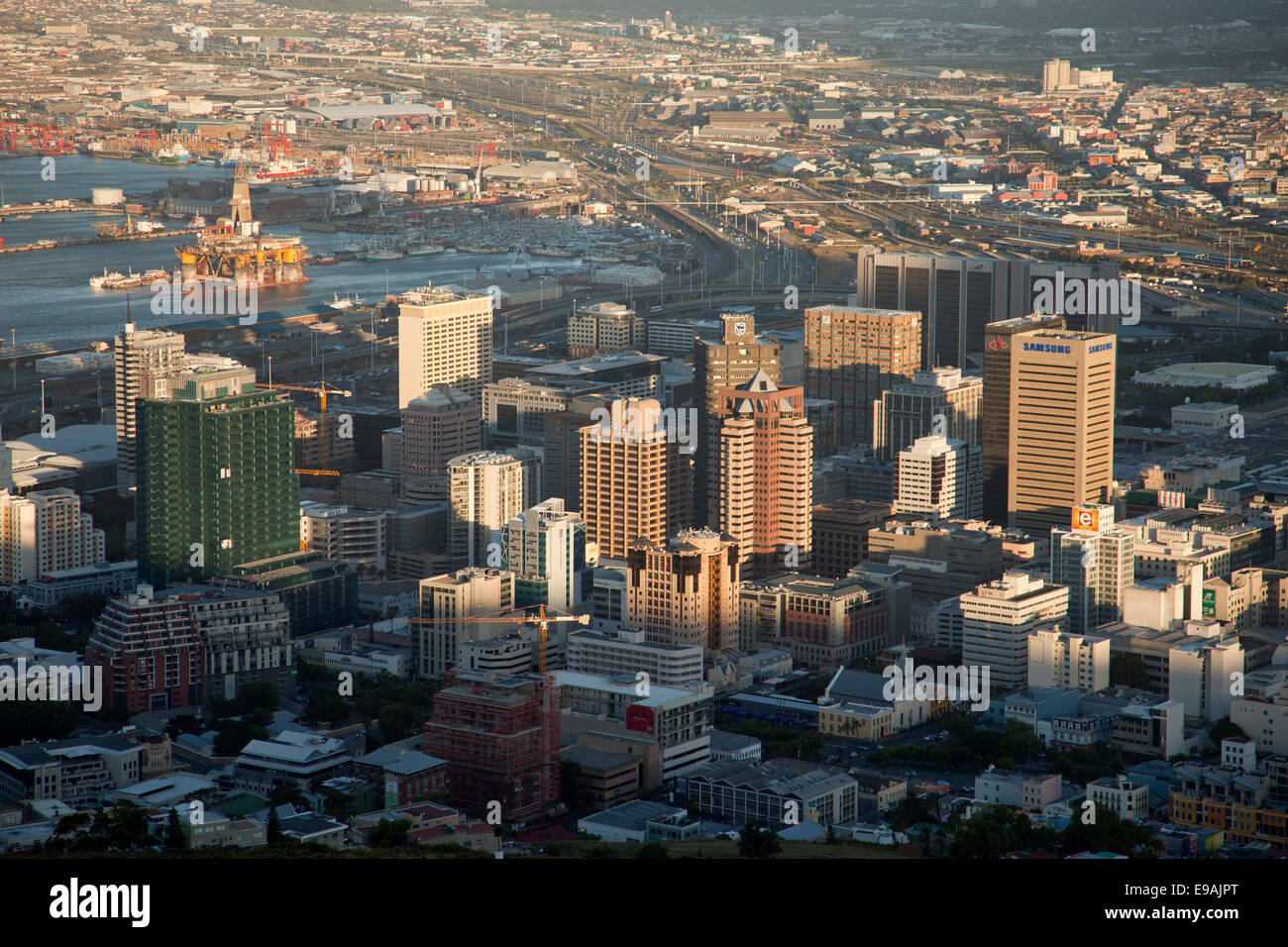 El Distrito Central de Negocios de Cape Town skyline visto desde Lions Head, Western Cape, Sudáfrica Foto de stock