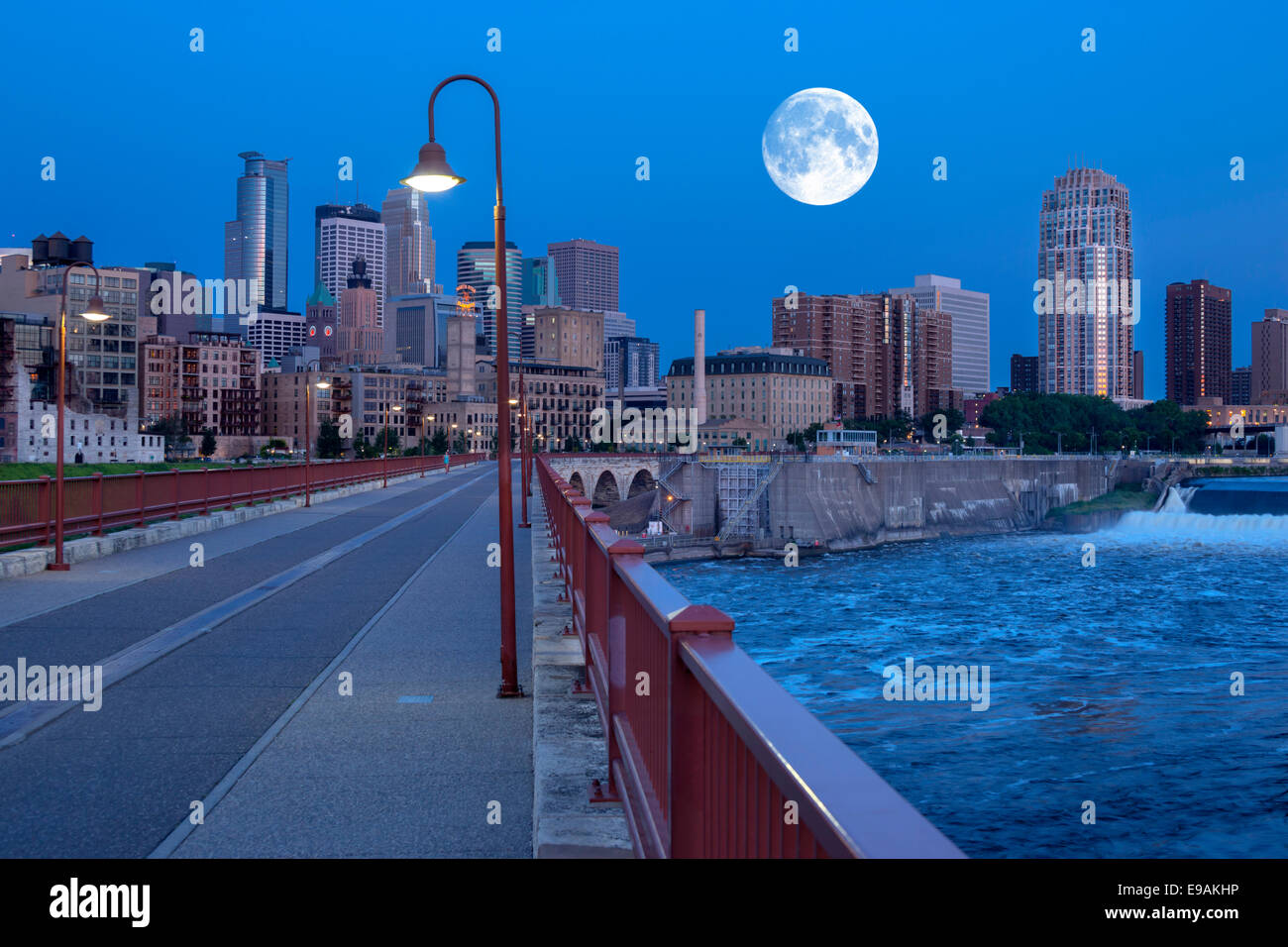 Puente en arco de piedra de río Mississippi de Minneapolis, Minnesota, EE.UU. Foto de stock