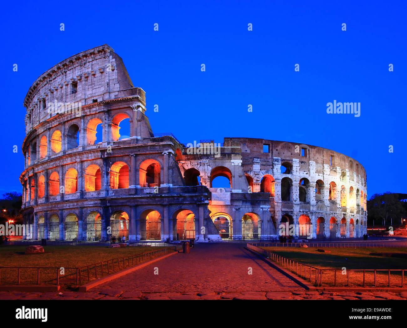 Coliseo Roma Italia noche Foto de stock