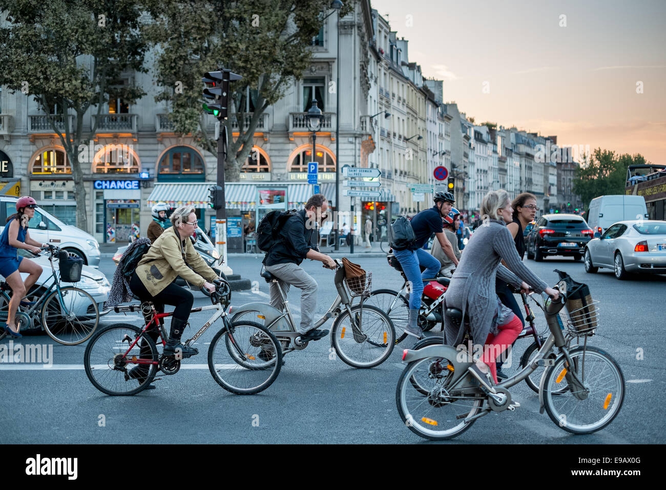 Un grupo de ciclistas preparándose para combinar en tráfico en París, Francia. Foto de stock