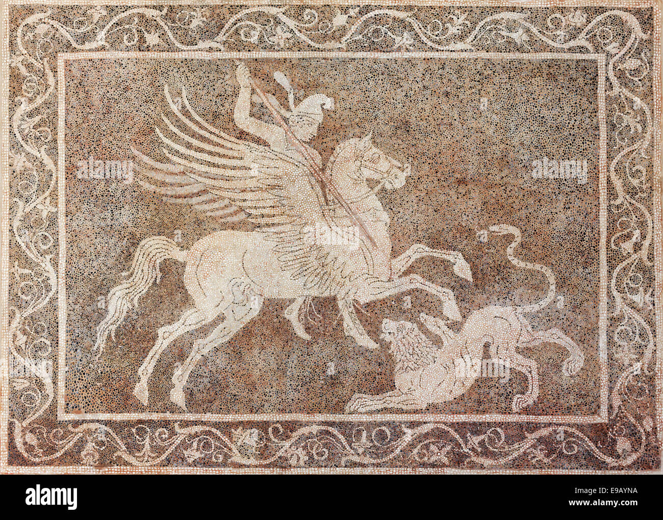Jinete sobre un caballo alado cazando un león, suelo de mosaico de guijarros, Chochlaki, el Museo Arqueológico, el centro histórico de la ciudad Foto de stock