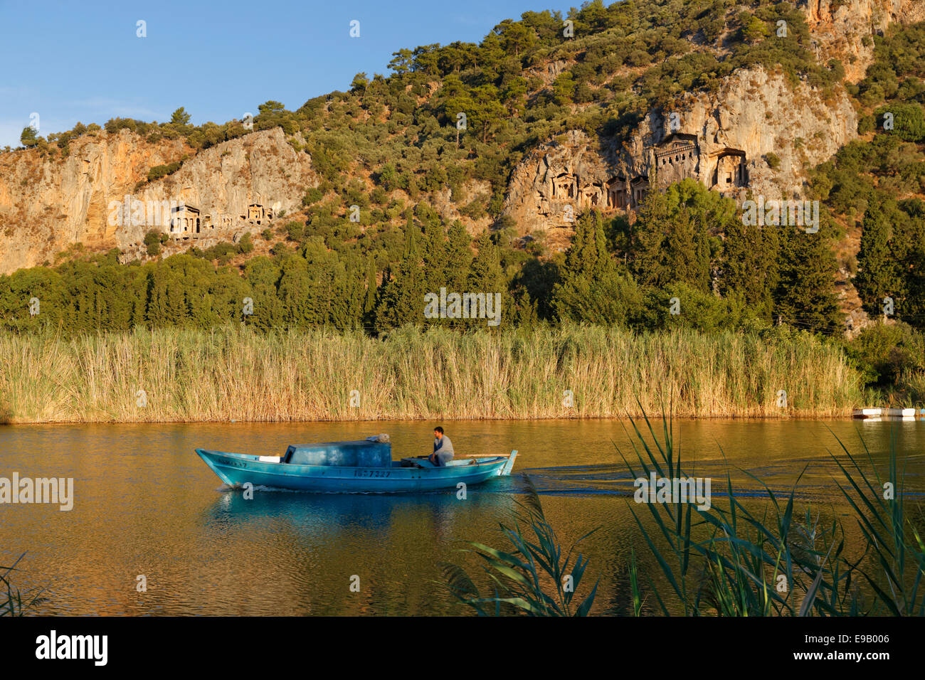 Las tumbas de roca de Kaunos, temprano por la mañana en el río Dalyan Dalyan, provincia de Muğla, Costa turquesa o Riviera turca, Egeo Foto de stock