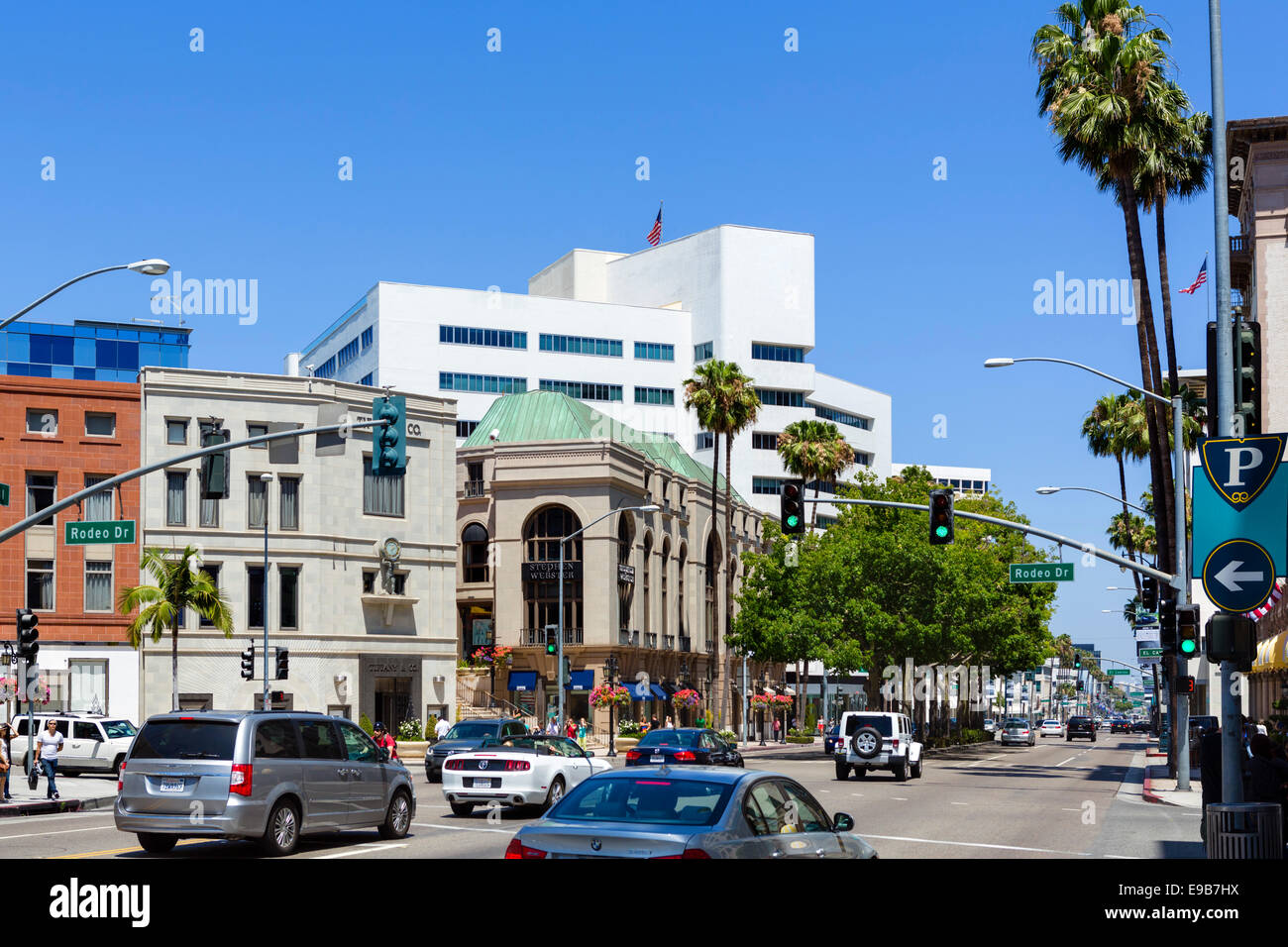 Ver abajo Wilshire Boulevard en la intersección con Rodeo Drive, Beverly Hills, Los Ángeles, California, Estados Unidos. Foto de stock