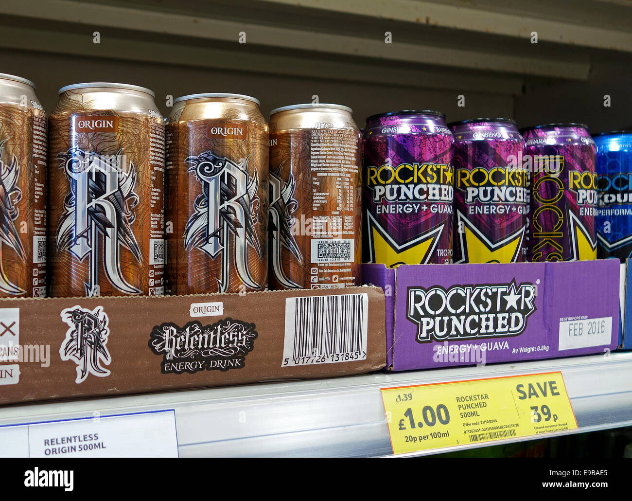 Las bebidas energéticas en un supermercado británico Foto de stock