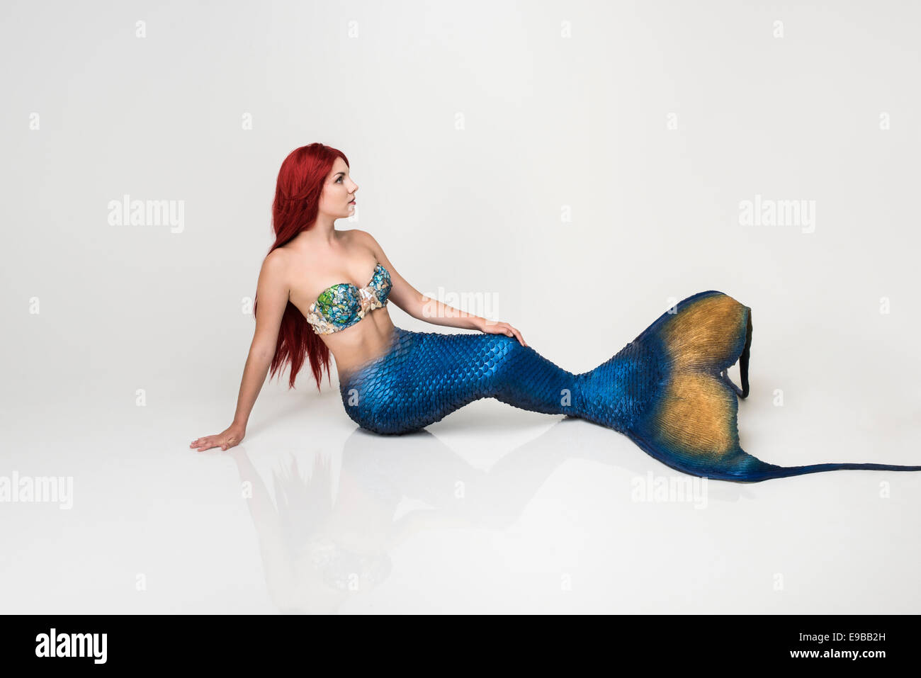 Pelirroja mermaid en studio en Virginia Beach, Virginia Foto de stock