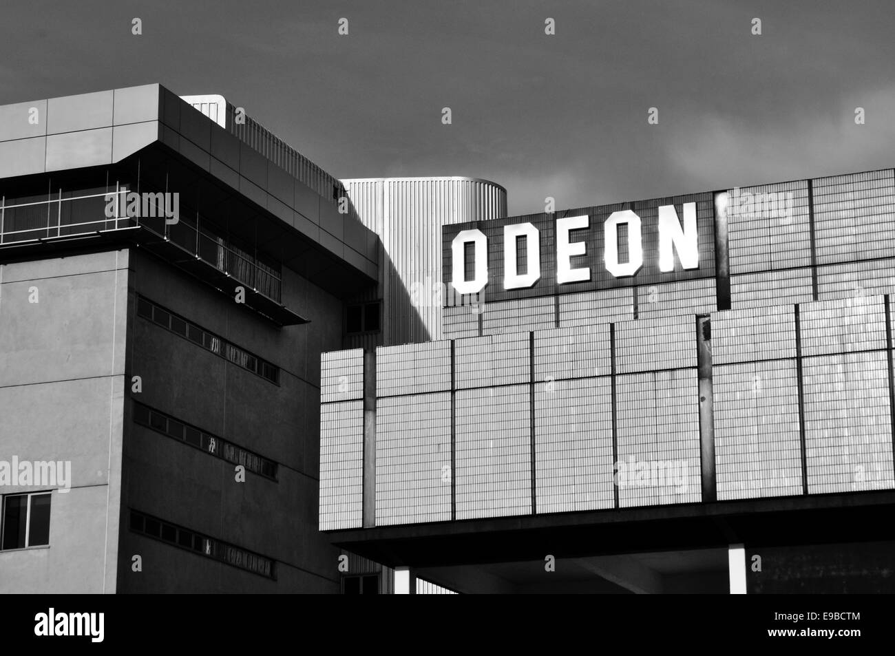 Un estacionamiento de varios pisos con un cine de arriba y otro edificio moderno al lado en el centro de Sheffield Foto de stock