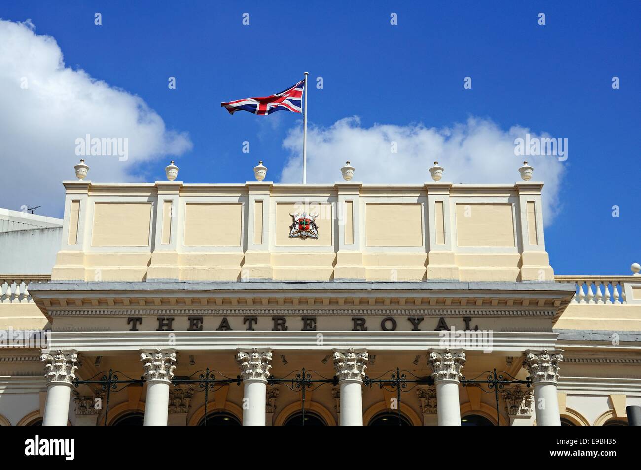 Nombre distintivo y un escudo en la fachada del Teatro Real, la Plaza del Teatro, Upper Parliament Street, Nottingham, Inglaterra, Reino Unido. Foto de stock