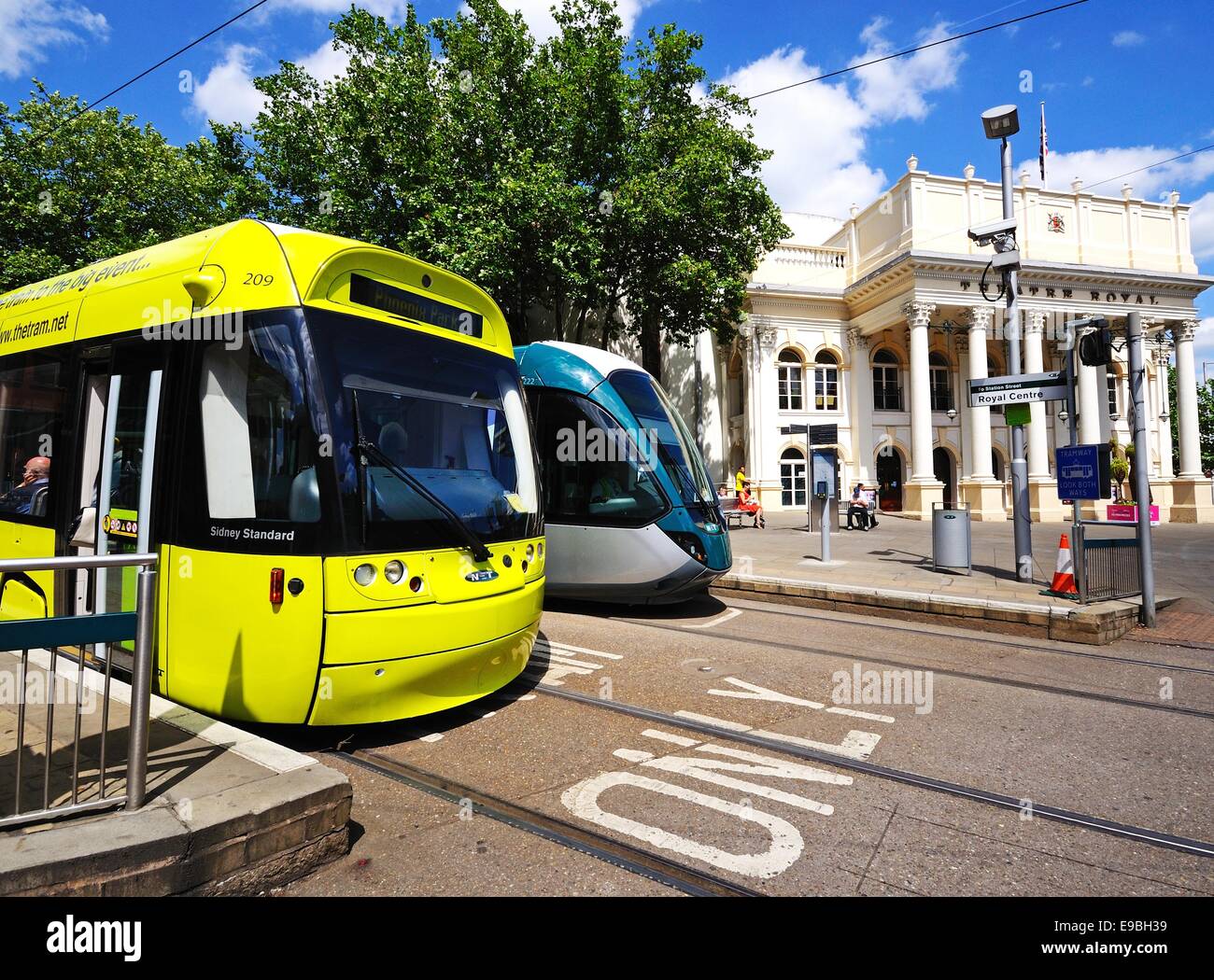 Modernos tranvías que pasan por delante del Teatro Real, la Plaza del Teatro, Upper Parliament Street, Nottingham, Nottinghamshire, Reino Unido. Foto de stock